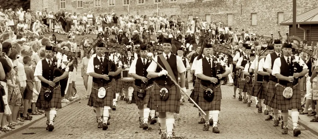 Kincardine Scottish Pipe Band lights up its final summer parade
